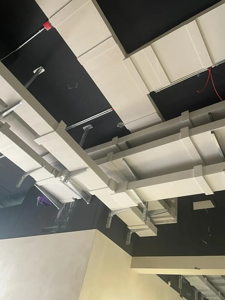 Brandschutzbekleidete Kanäle unter einer Decke